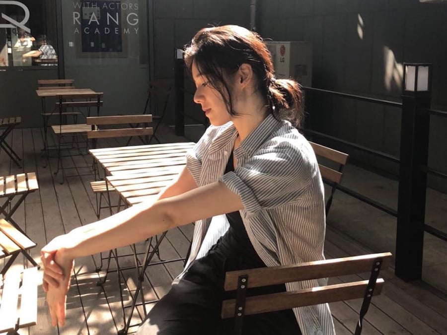 Áo sơ mi kẻ sọc đang là món thời trang rất được ưa chuộng. Jung Eun Chae đã tạo điểm nhấn nổi bật hơn cho tổng thể Shbet999 com đăng nhập.    