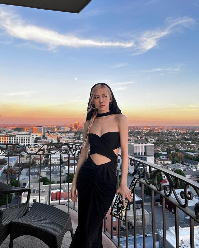 Rosé ưa diện những thiết kế váy cắt xẻ táo bạo khoe đường cong.