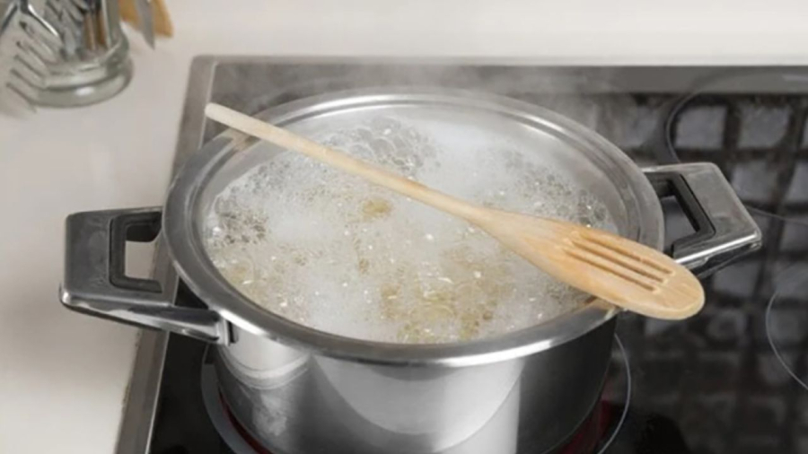 Gác thìa gỗ lên miệng nồi cháo là một mẹo chống tràn