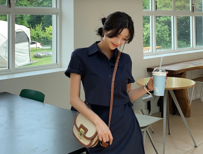 Set áo sơ mi và chân váy ngắn màu trung tính mang đến sự trẻ trung