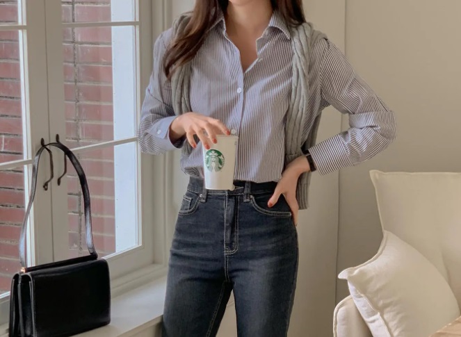Áo sơ mi kẻ sọc kết hợp rất ăn ý với quần jeans ôm dáng, từ đó tạo nên bộ Shbet999 com đăng nhập vừa thanh lịch, vừa nữ tính.