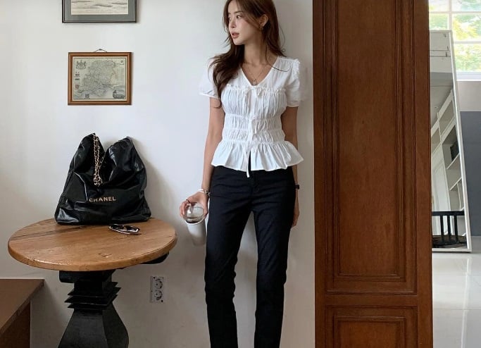 Quần ống đứng, dài trên mắt cá chân nên được diện trong ngày mưa vì độ gọn gàng mà nó mang lại.