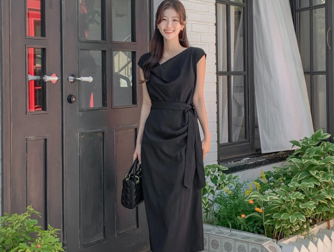 Váy đen nhấn eo, dài trên mắt cá chân để có được outfit chỉn chu