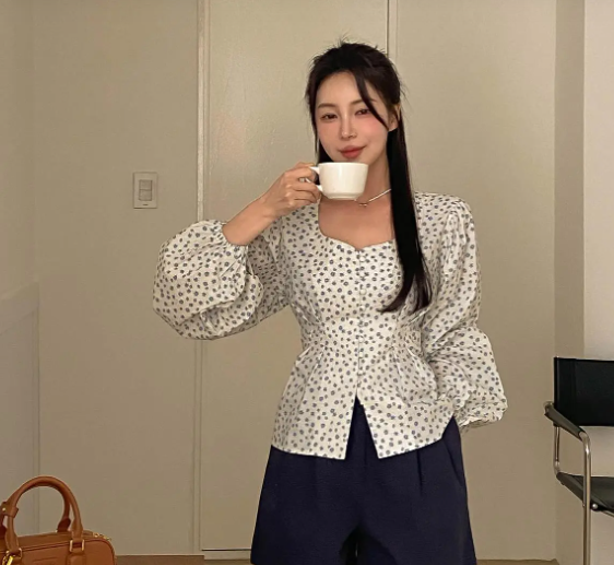 Những mẫu quần short đứng dáng ghi điểm ở sự thanh lịch, mix cùng áo blouse hoa tạo vẻ nổi bật, tươi tắn cho phong cách.
