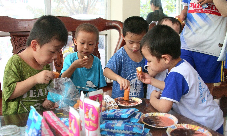  Buổi liên hoan 1/6 thêm rôm rả với những hộp sữa và món bánh mì chấm sữa được các bé vô cùng yêu thích
