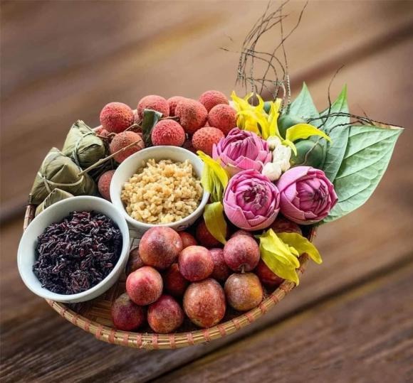 Mâm cúng Tết Đoan Ngọ truyền thống không thể thiếu rượu nếp và các loại trái cây có vị chua, nhưng không phải ai cũng hiểu hết ý nghĩa của nó.