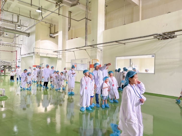 Chuyến tham quan Nhà máy sữa bột Việt Nam là một trải nghiệm rất đặc biệt của các bạn nhỏ