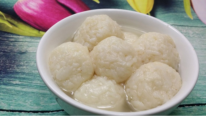 Sau thời gian ủ, bạn kiểm tra cơm rượu. Cơm sẽ có vị ngọt nhẹ, thơm mùi rượu và không còn mùi men. 