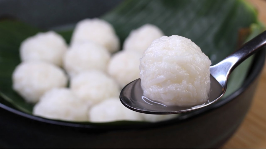 Sau khi cơm nếp đã chín, bạn giàn đều ra đĩa hoặc khay, đến khi cơm nguội bớt, còn hơi ấm ấm thì mới bắt đầu trộn với men. 