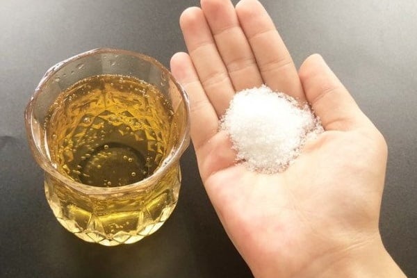 Thả vài hạt muối vào bia giúp cải thiện hương vị, giảm vị đắng của bia...