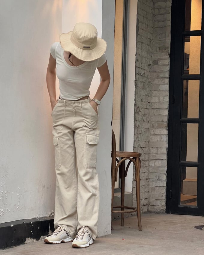 Để tăng vẻ ngọt ngào cho bộ Shbet999 com đăng nhập, Kỳ Duyên đã khéo léo tô điểm một chiếc mũ vải.