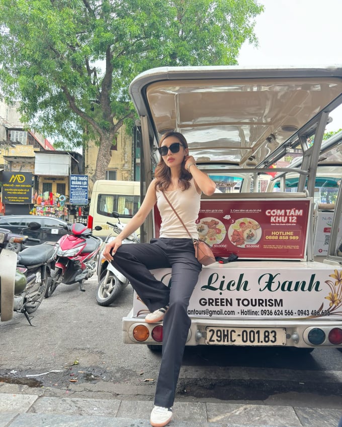 Công thức áo hai dây trắng và quần đen đơn giản nhưng vẫn có sự cuốn hút nhờ tôn lên nét quyến rũ của người mặc. 