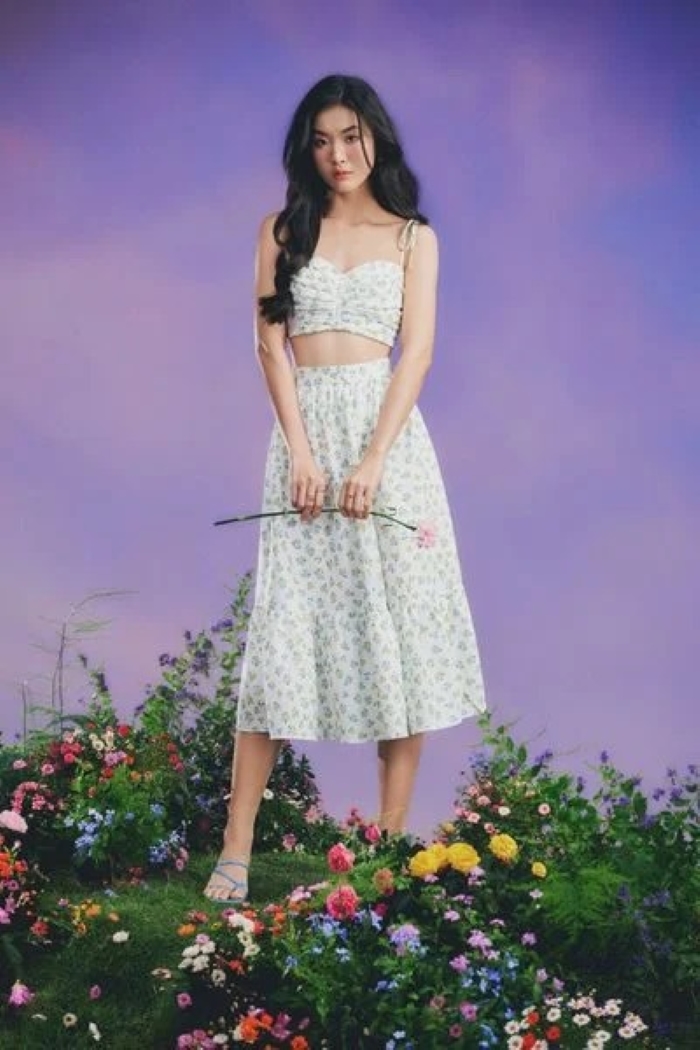 Outfit crop top kết hợp cùng chân váy midi có chất liệu mềm mại, bay bổng