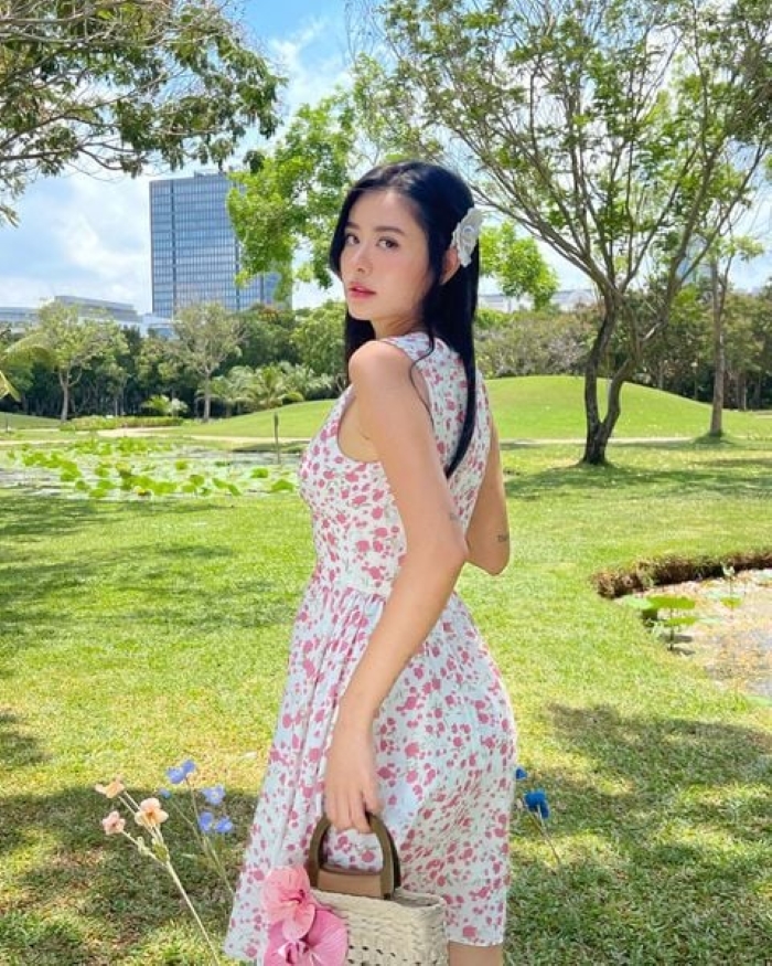 Dù item có đơn giản đến cỡ nào, chỉ cần họa tiết hoa hồng là đã đủ yêu đời và khác biệt.