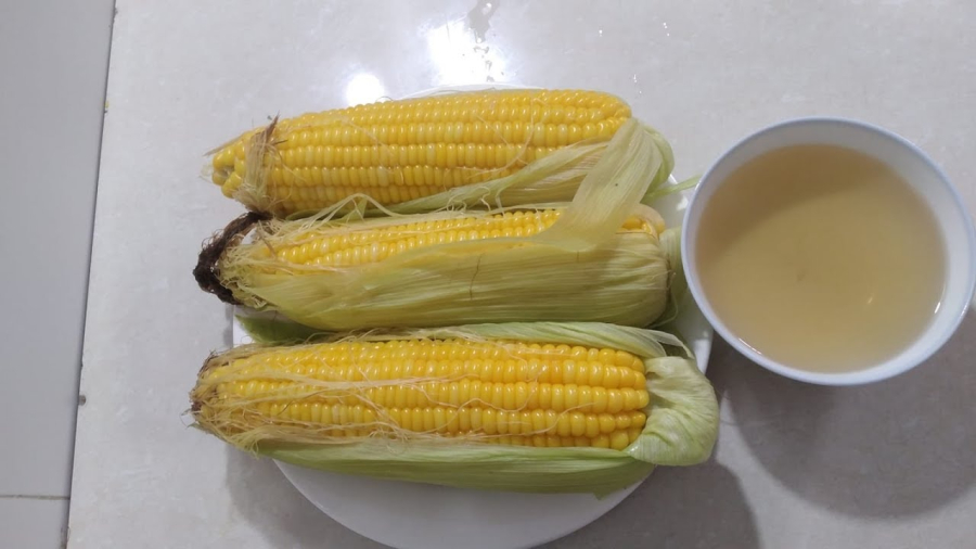 Ngô luộc hạt vàng đều, căng bóng