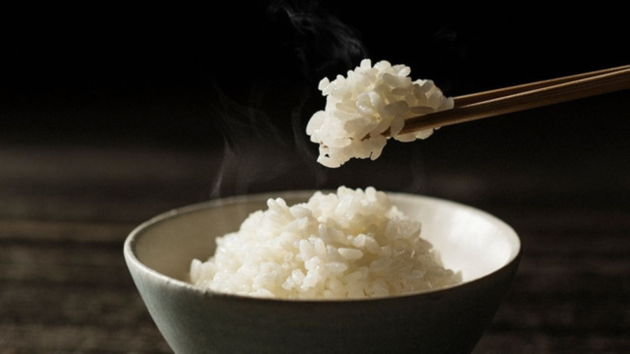 nấu cơm dẻo thơm ngon, chỉ cần cho thêm vài hạt muối