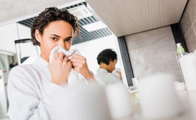 Trước khi đóng gói, đội ngũ chuyên gia kiểm tra mùi sẽ thực hiện quy trình đánh giá mùi của giấy vệ sinh