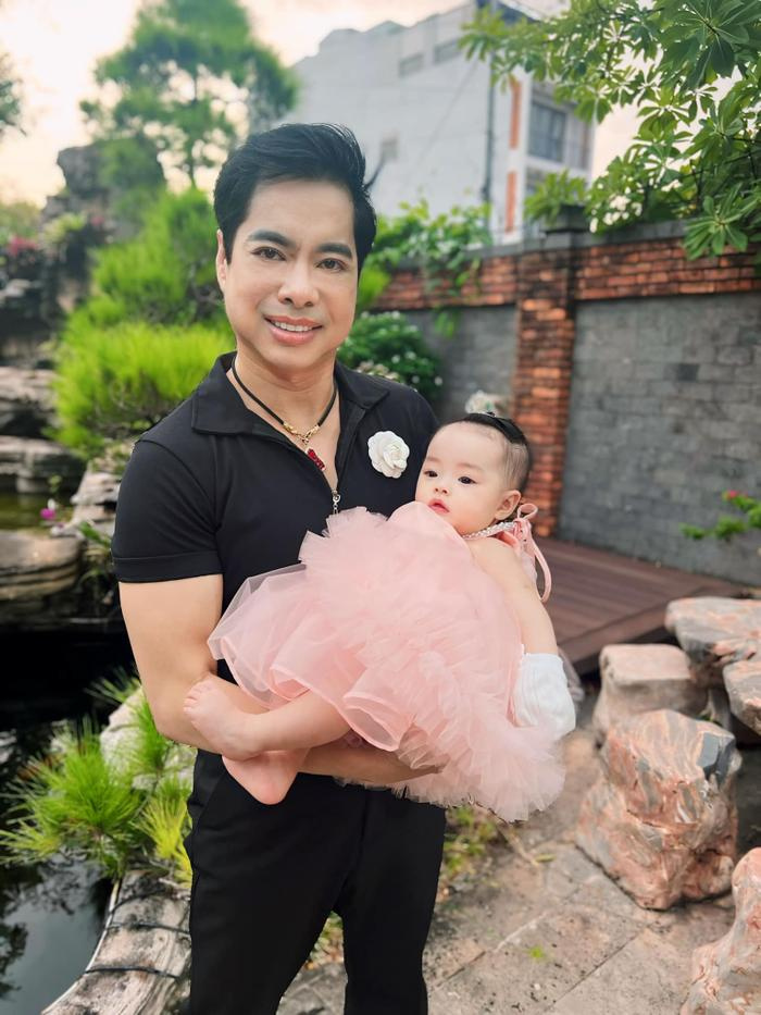 Được biết Ngọc Sơn nhận con của em trai ruột làm con gái nuôi khi bé vừa chào đời. 