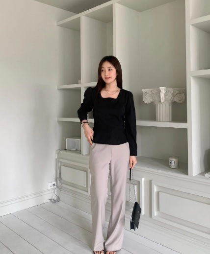 Các nàng có thể kết hợp quần ống rộng với áo nhấn eo. 