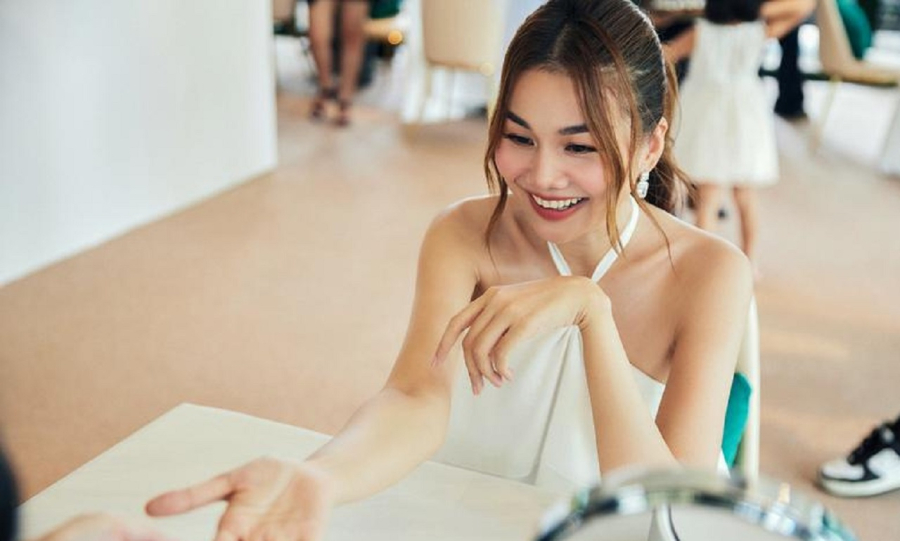 Động thái này khiến dân tình càng thêm thắc mắc về tin đồn nữ siêu mẫu đang mang thai con đầu lòng với ông xã nhạc trưởng.