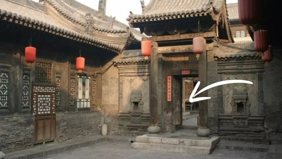 Khi thấy khu vực cửa chính của nhà bạn bị nghiêng ngả, bong sơn, hoặc bị lệch tạo ra tiếng kêu cọt kẹt thì bạn nên tìm cách khắc phục ngay