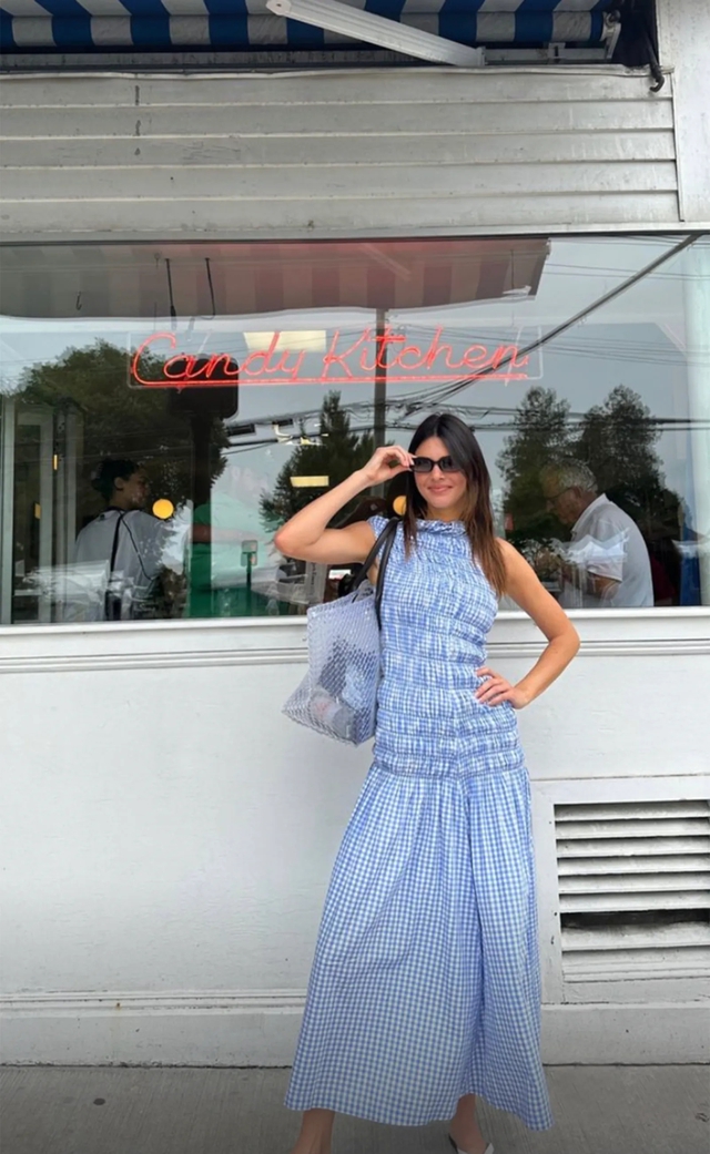 Outfit này mang đậm 'vibe' mùa hè, đảm bảo sẽ giúp nàng nổi bần bật. 