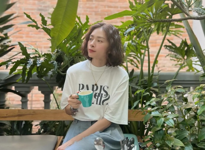 Ngô Thanh Vân kết hợp áo thun trắng với quần ống suông nhẹ nhàng nhưng tươi mới. 
