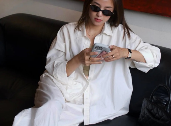 Salim kết hợp áo sơ mi oversized với quần ống suông cùng tông màu trắng.
