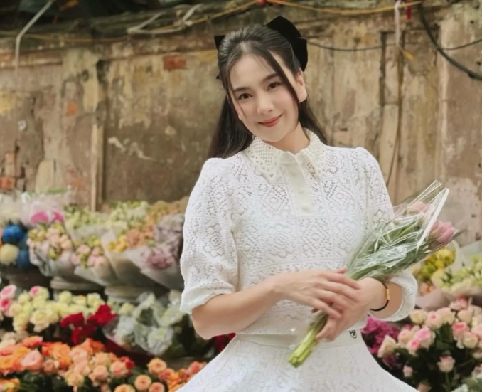 MC Mai Ngọc diện áo trắng kết hợp với chân váy ngắn xuyệt tông.