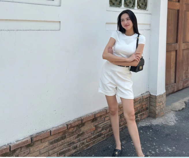 Bộ Shbet999 com đăng nhập của Hoa hậu Thùy Tiên gồm áo thun và quần short xuyệt tông màu trắng này khi đi dạo phố hoặc du lịch.