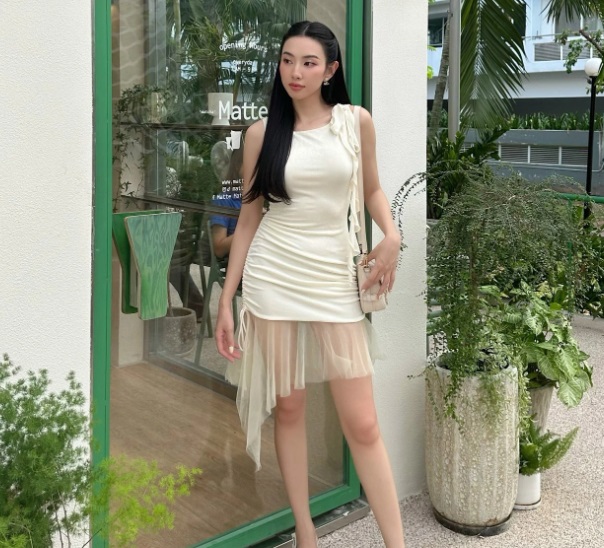 Váy trắng ôm dáng đã tôn lên nét quyến rũ của người mặc.