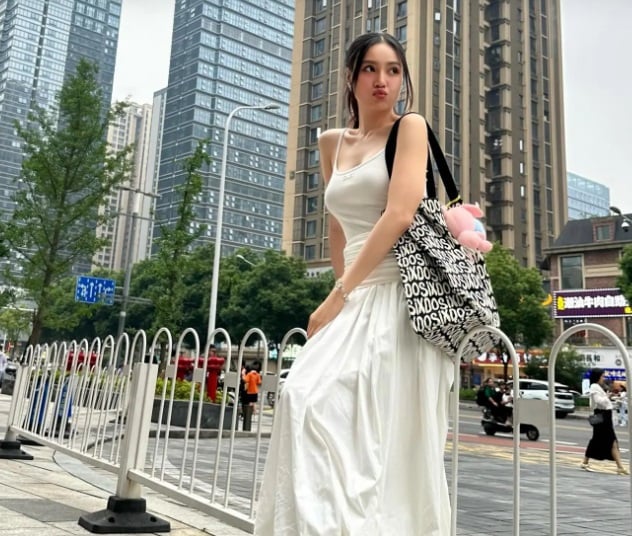 Công thức áo hai dây và chân váy trắng đơn giản những quyến rũ.