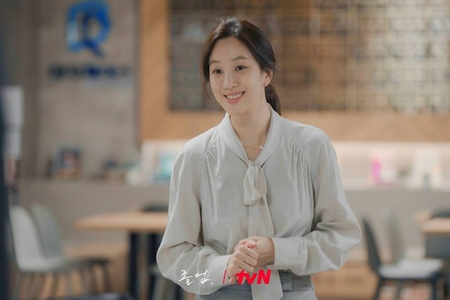Mẫu áo blouse cổ nơ buộc, tông màu sáng mix ý với quần âu/chân váy màu xám để tạo nên bộ Shbet999 com đăng nhập tinh tế. 