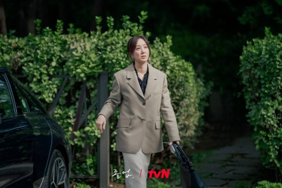 Phong cách của Jung Ryeo Won không chỉ ghi điểm tinh tế mà còn toát lên nét trẻ trung, ngọt ngào.