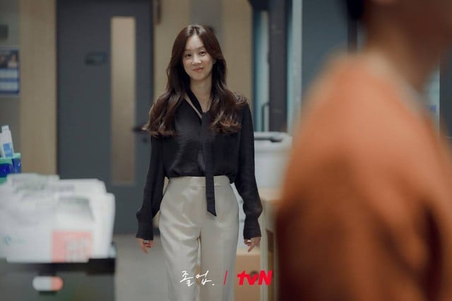 Áo blouse màu đen rất sang trọng mix với quần âu trắng, tổng thể Shbet999 com đăng nhập sẽ được trẻ hóa hiệu quả hơn. 