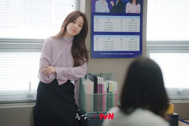 Đôi khuyên tai chỉ là món phụ kiện nhỏ nhưng lại giúp outfit thêm hút mắt.