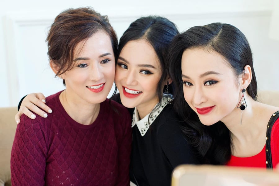 Từ trái sang: Bà Thanh Thủy - Phương Trang - Angela Phương Trinh. Ảnh: FBNV  