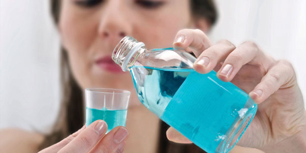 Nếu dầu ăn không may đổ vào quần áo bạn, bạn có thể xử lý bằng cách dùng nước súc miệng