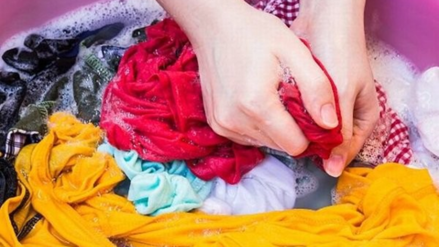 Cách tẩy quần áo bị lem màu sau khi giặt cực đơn giản