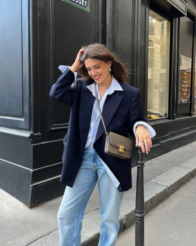 Áo sơ mi kẻ sọc còn kết hợp rất ăn ý với áo blazer, mang đến cho người diện vẻ ngoài trẻ trung. Các nàng sẽ có được tổng thể Shbet999 com đăng nhập luôn chuẩn mốt.    