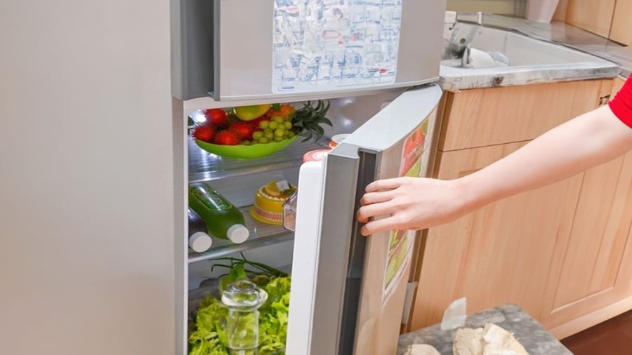 Tủ lạnh trữ thực phẩm dễ sinh mùi nên cần muối