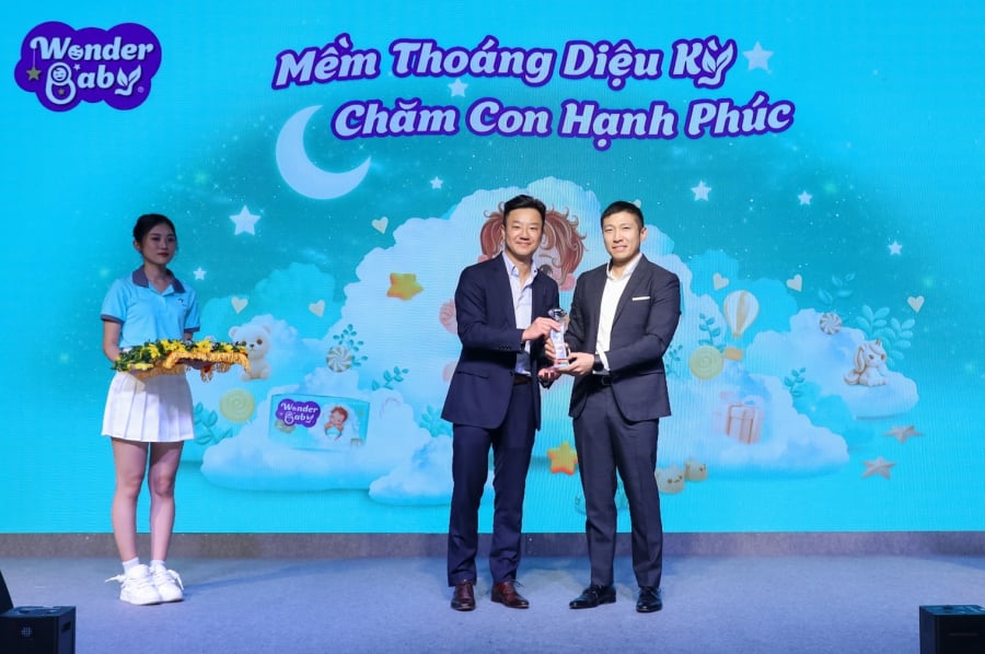 Ông Kirk Wong – Đại diện Marvel Japan (trái) trao quyền thương hiệu Wonder Baby cho Ông Richard Hon – Tổng Giám đốc Point Grey Việt Nam (phải).    