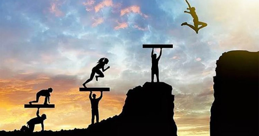 Một số người sẽ kéo bạn lên, hỗ trợ bạn, nhưng cũng có những người làm cho tình huống trở nên xấu đi. Mỗi người có cách nhìn và suy nghĩ khác nhau, cách biểu hiện cũng khác biệt.    