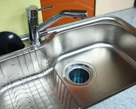 Tiếp theo, bạn có thể sử dụng một lượng chất tẩy rửa phù hợp để loại bỏ các vết dầu và cặn bẩn trên bồn rửa.