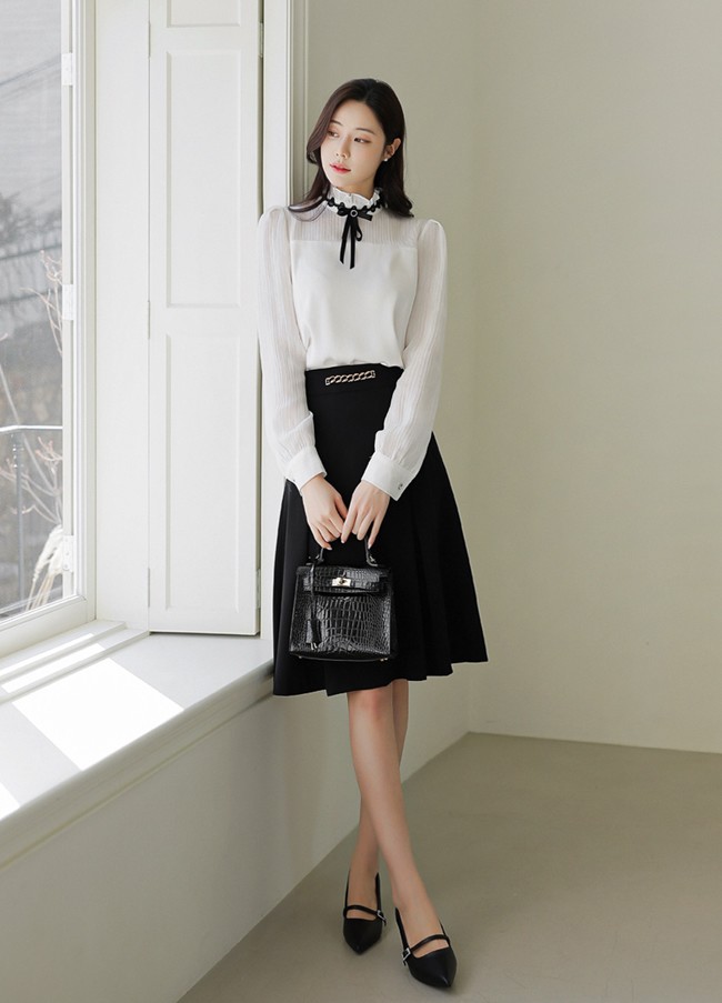 Mix chân váy cũng một chiếc áo blouse thắt nơ xinh xắn đan xen vô cùng hài hòa