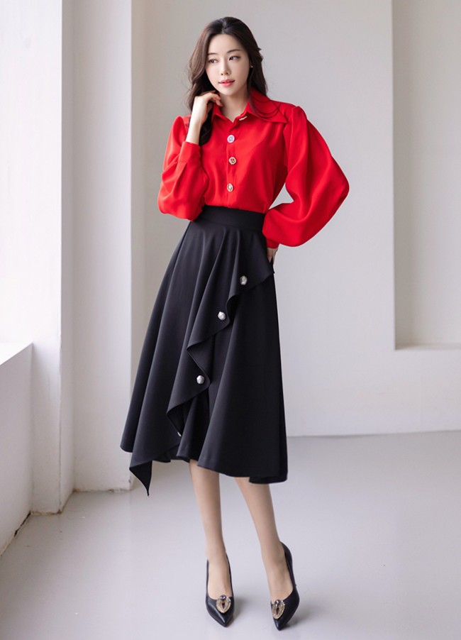 Chân váy đen cách điệu mix cùng áo sơ mi basic, cũng có thể thử một gam màu rực rỡ để tạo nên cảm giác tươi mới, sinh động.    