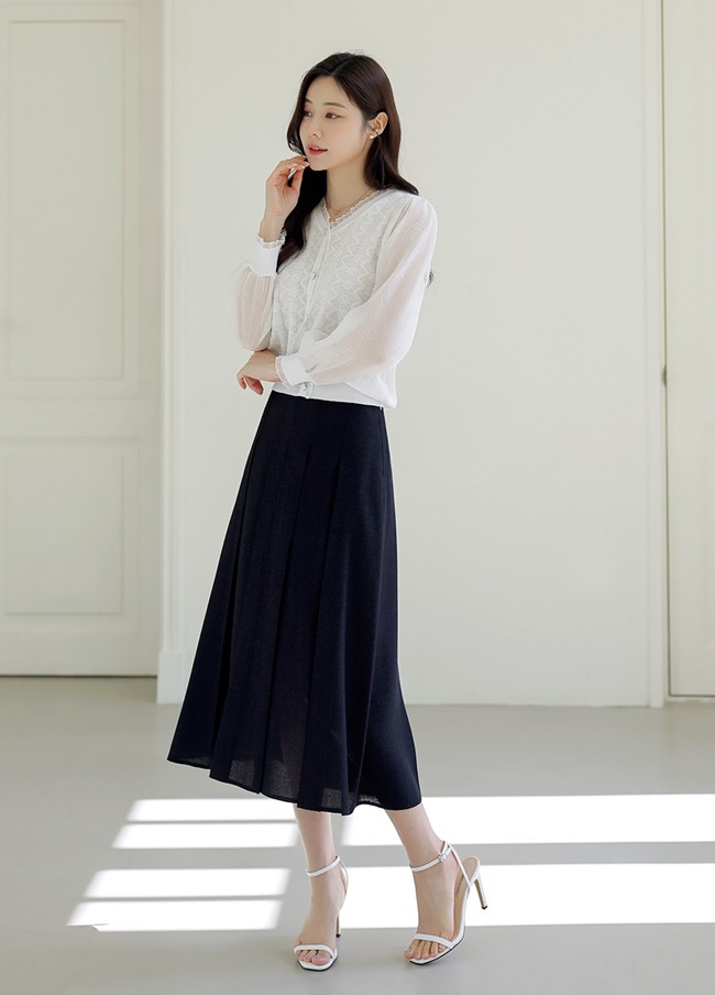 Nếu ngại sơ vin, các nàng nên diện áo blouse bo nhẹ ở gấu, vừa vặn ở thân và độ dài không quá thắt lưng.