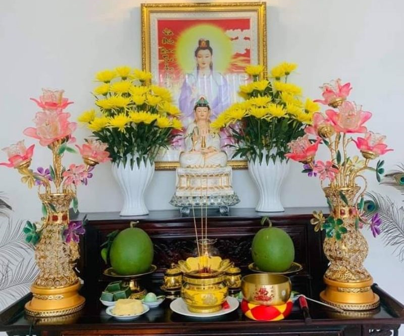 Bình hoa giả trên ban thờ    