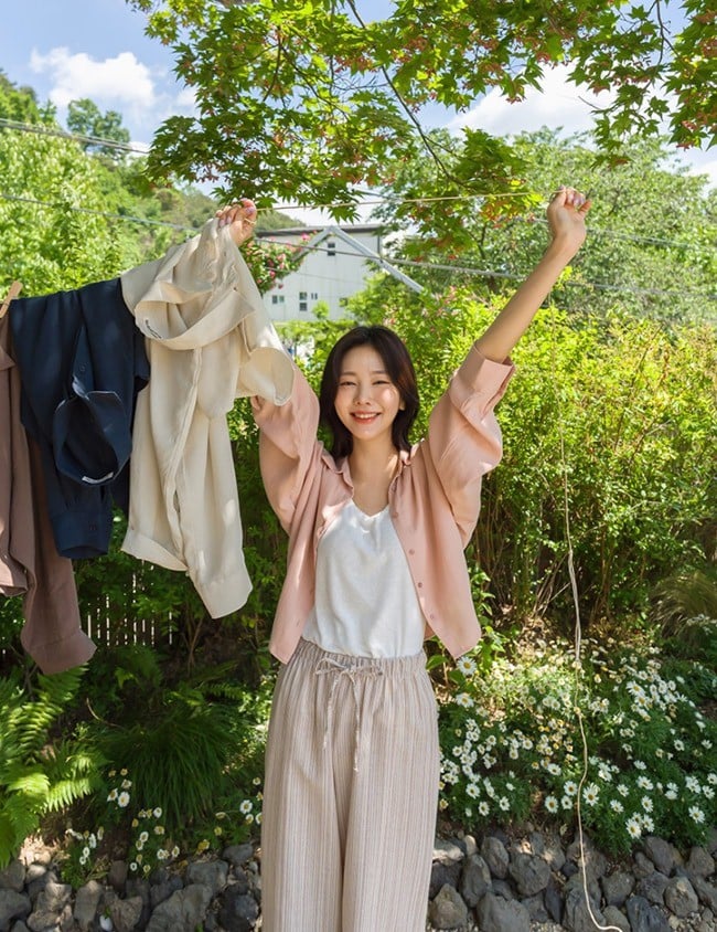 Quần cạp chun mang đến vẻ mới lạ và thoải mái tuy nhiên nếu không có vòng eo thon nhỏ, hãy cân nhắc thật kỹ. 