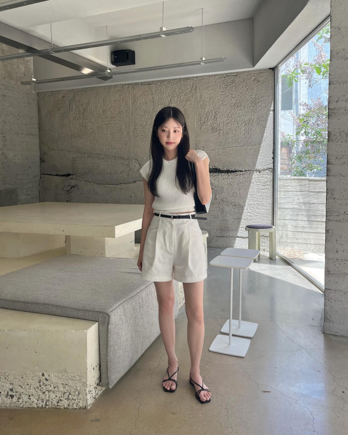 Những mẫu sandal quai siêu mảnh tiếp tục dẫn đầu xu hướng